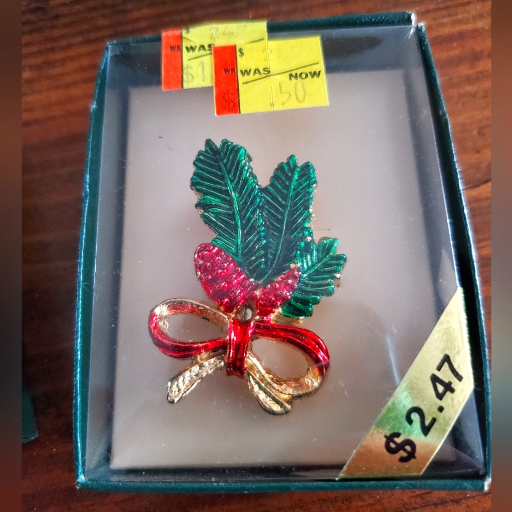 Vintage Goldtone AAi Christmas Pine Cones Branch Bow Brooch Pin